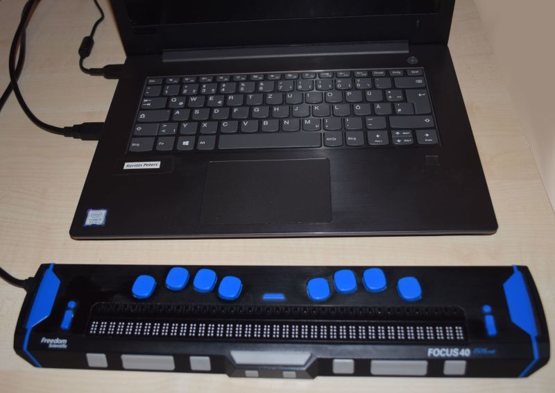 Die Focus 40 Blue benutze ich beruflich. Sie sieht ganz anders aus als die Braille Edge. Im Gegensatz zur Braille Edge ist sie an einen Laptop angeschlossen.
